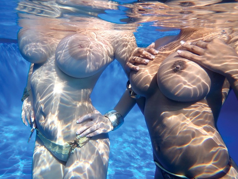 Underwater boobs