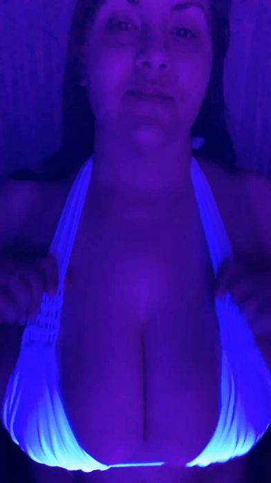 BLACK LIGHT MASTURBATION WHILE MY MOUTH IS FULL