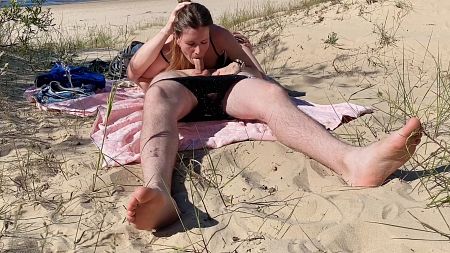 PETITE BRUNETTE SUCKING DICK AT THE PUBLIC BEACH