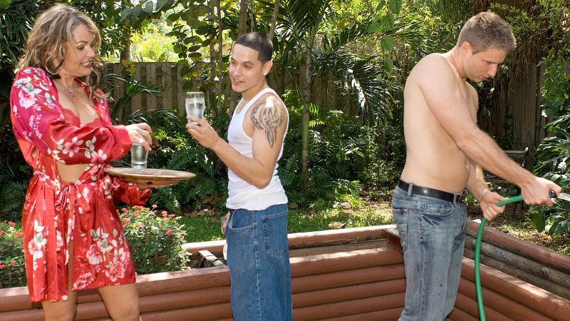 Kelly Leigh, Commando, Levi Cash - XXX MILF video